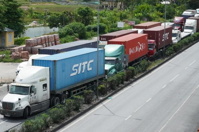 Nhiều xe vận tải ùn tắc ở cửa ngõ Hà Nội do chậm đăng ý "luồng xanh".