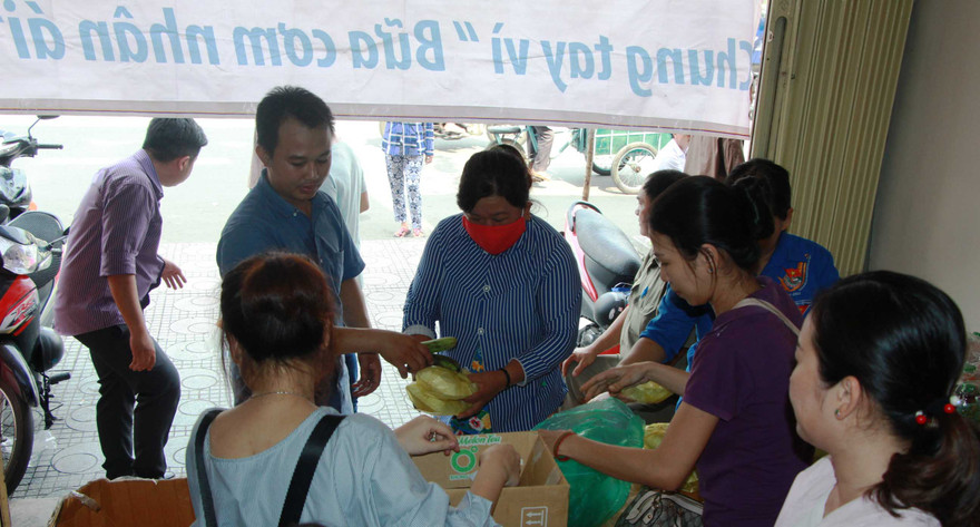 Tặng 500 phần cơm nghĩa tình đến người nghèo