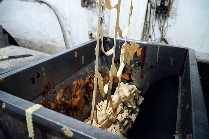 'Mục kích' cơ sở sản xuất bánh kẹo bẩn ở Hà Nội ngày cận Tết