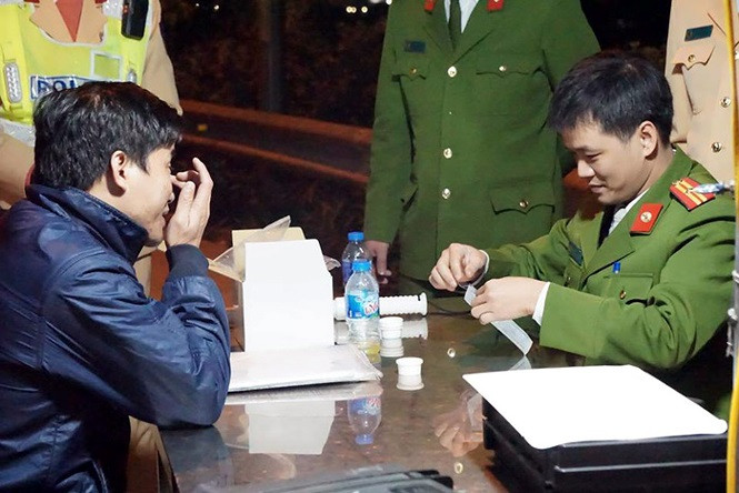 Cảnh sát kiểm tra ma túy tài xế trên cao tốc Pháp Vân - Cầu Giẽ.