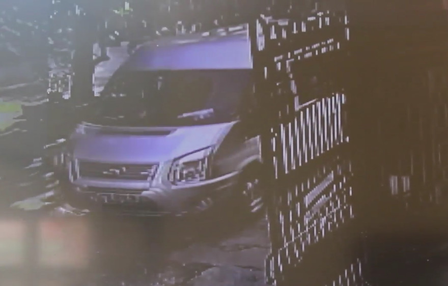 Hình ảnh ô tô 16 chỗ chở bé 6 tuổi ra vào ký túc xá Học viện Báo chí.