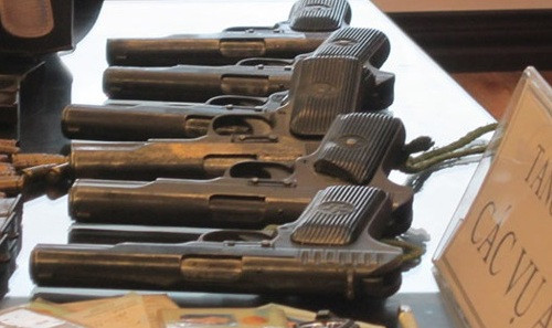 Kinh hoàng hàng loạt vụ cán bộ trộm súng rao bán, giết người