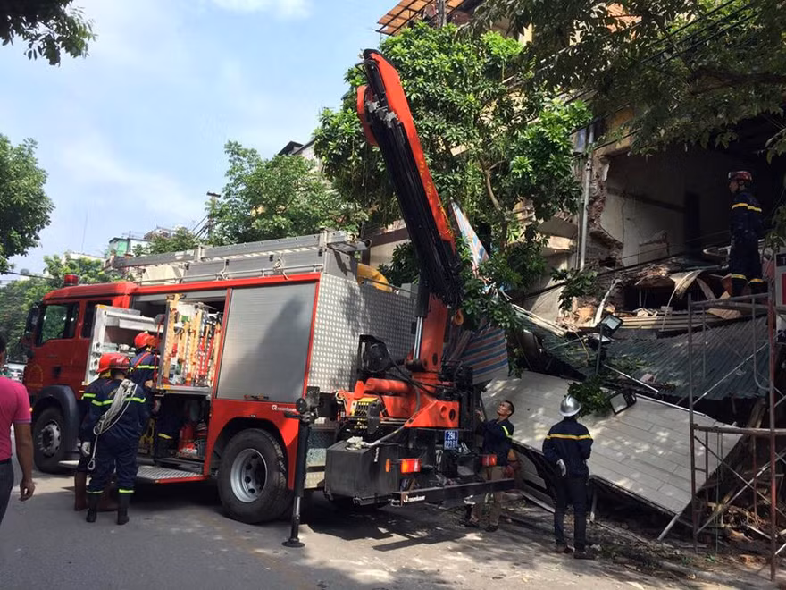 Nguyên nhân tầng 2 ngôi nhà trên phố cổ Hà Nội đổ sập