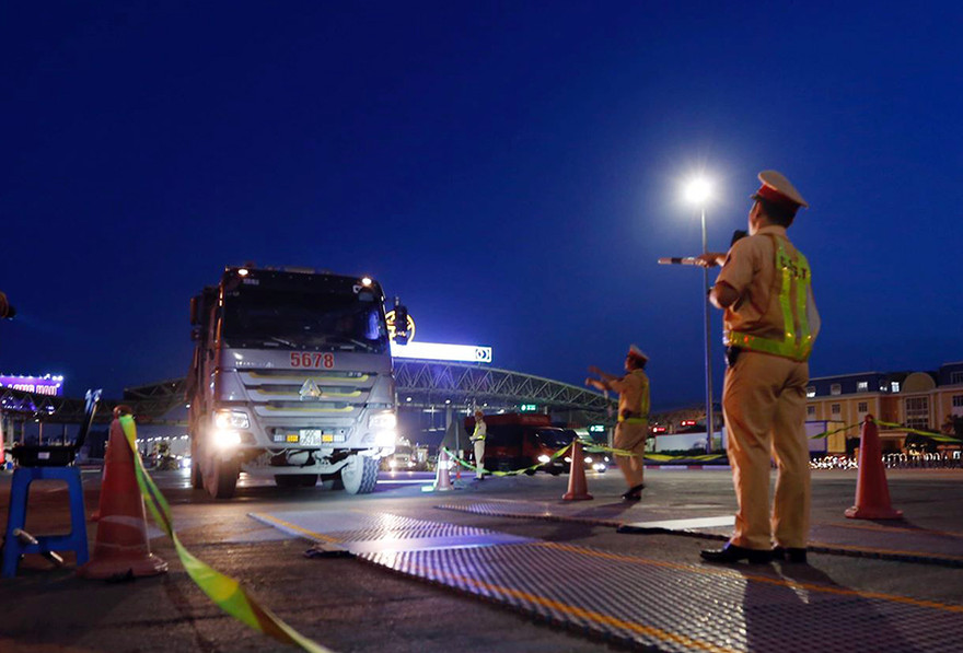 Tài xế gọi điện 'cầu cứu' khi bị CSGT phát hiện chở quá tải