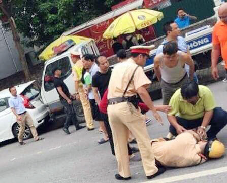 Hình ảnh cảnh sát bị thương sau khi bị nam thanh niên tông xe trúng.