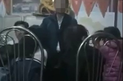 Hình ảnh phụ huynh đưa học sinh tới chính quyền địa phương tố cáo bị thầy giáo sàm sỡ tối 1/3.