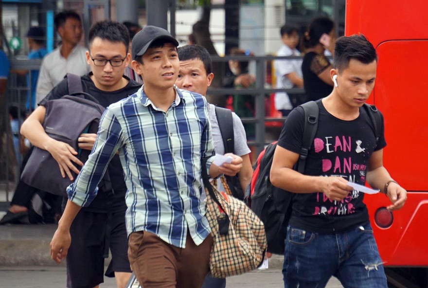 Ùn ùn về nghỉ lễ, cửa ngõ Hà Nội và TPHCM kẹt cứng