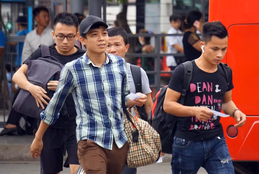 Ùn ùn về nghỉ lễ, cửa ngõ Hà Nội và TPHCM kẹt cứng