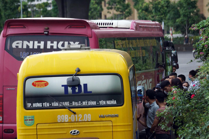 Cảnh sát bất lực xử lý ô tô đón trả khách giữa đường Hà Nội