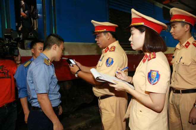 Cảnh sát kiểm tra nồng độ cồn nhân viên chắn đường sắt ở Hà Nội.