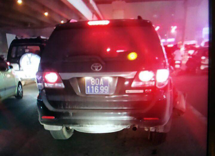 Xe biển xanh bỏ chạy sau khi gây tai nạn thuộc một đơn vị Bộ Công an