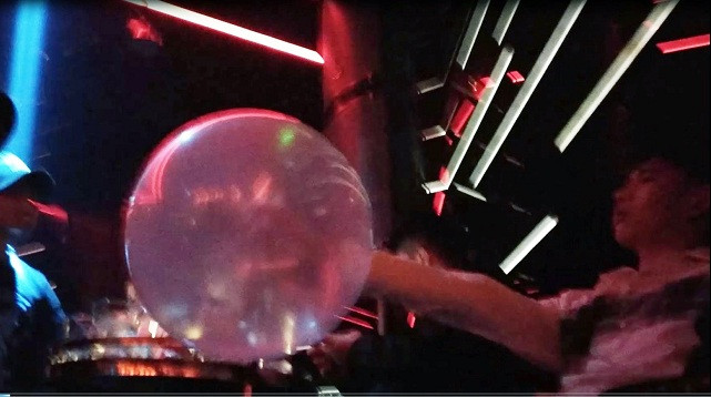 Nam thanh niên say bóng cười ở bar Ball trên phố Lương Ngọc Quyến tối 11/3.