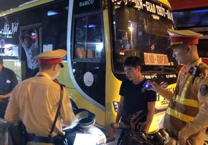 CSGT Hà Nội bắt ô tô nhồi nhét khách thông qua tin nhắn facebook