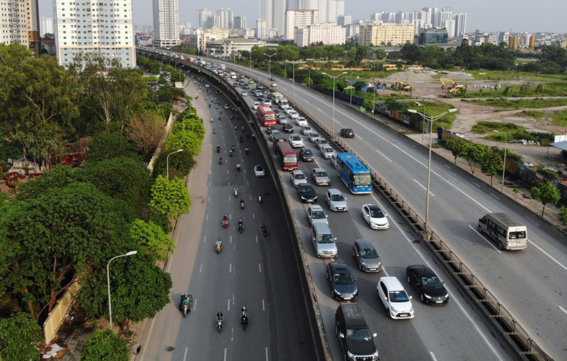 Người dân trở lại thủ đô sau 5 ngày nghỉ lễ, giao thông Hà Nội kẹt cứng