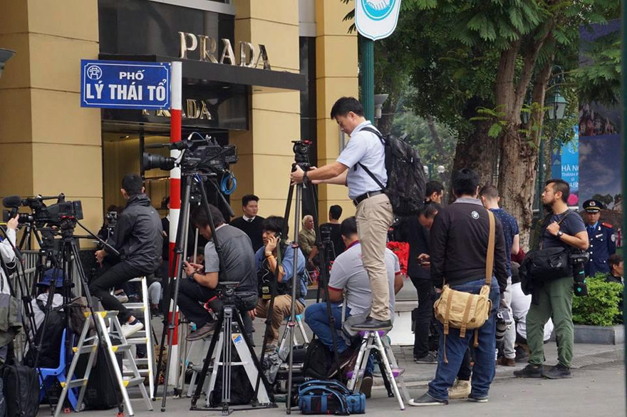 Phóng viên quốc tế trực chiến giữ vị trí 'vàng' trước Khách sạn Metropole