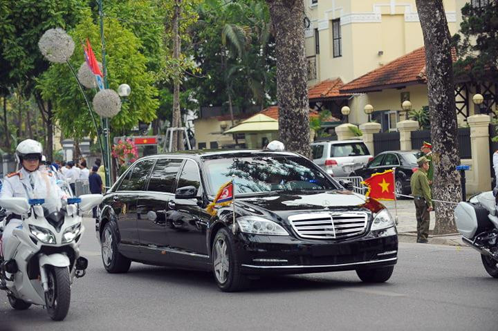 Cận cảnh đoàn xe chở ông Kim Jong Un tới Phủ Chủ tịch