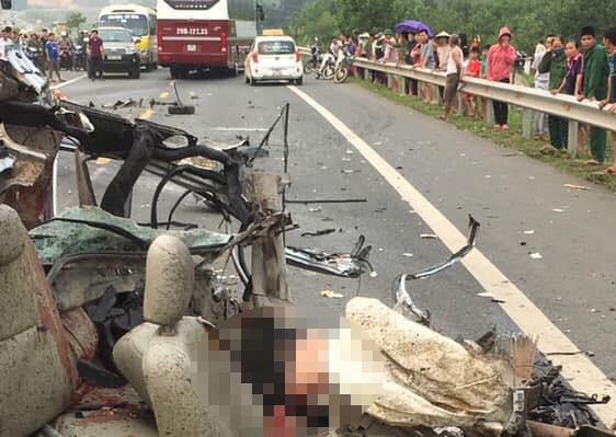 Ôtô 4 chỗ đối đầu xe tải trên cao tốc Hòa Bình, tài xế tử vong