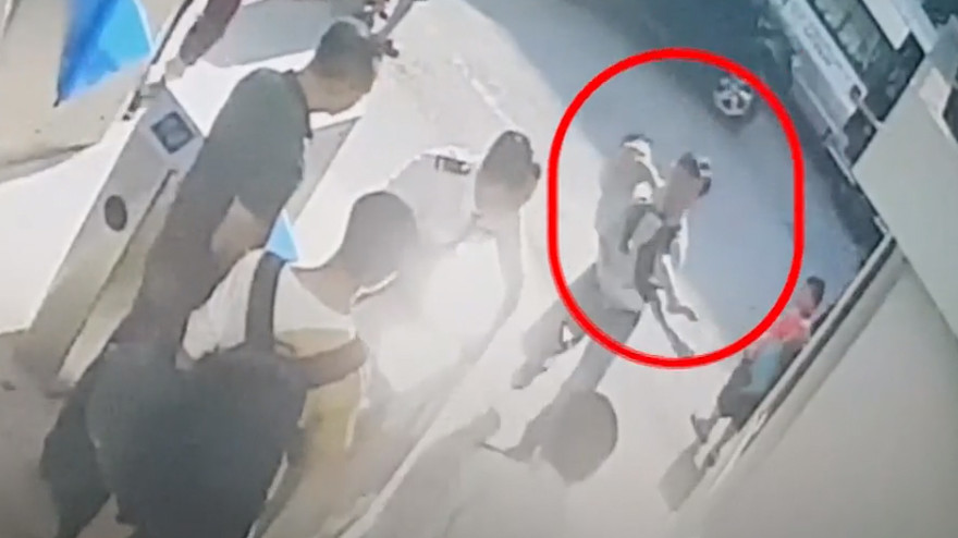 Hình ảnh ghi lại cảnh phát hiện bé trai trong ô tô. Ảnh: Cắt từ clip.