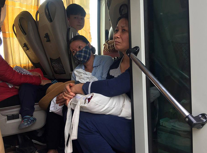 Nhồi nhét khách chật cứng ngày cuối nghỉ Tết trên cao tốc