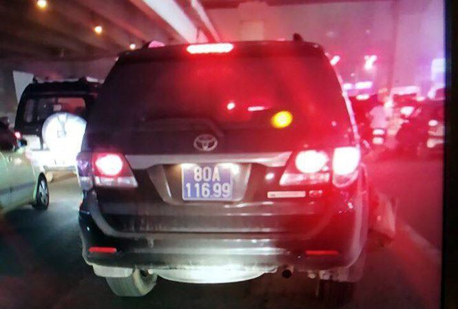 Đình chỉ thượng sỹ lái ô tô biển xanh 80A gây tai nạn rồi bỏ chạy