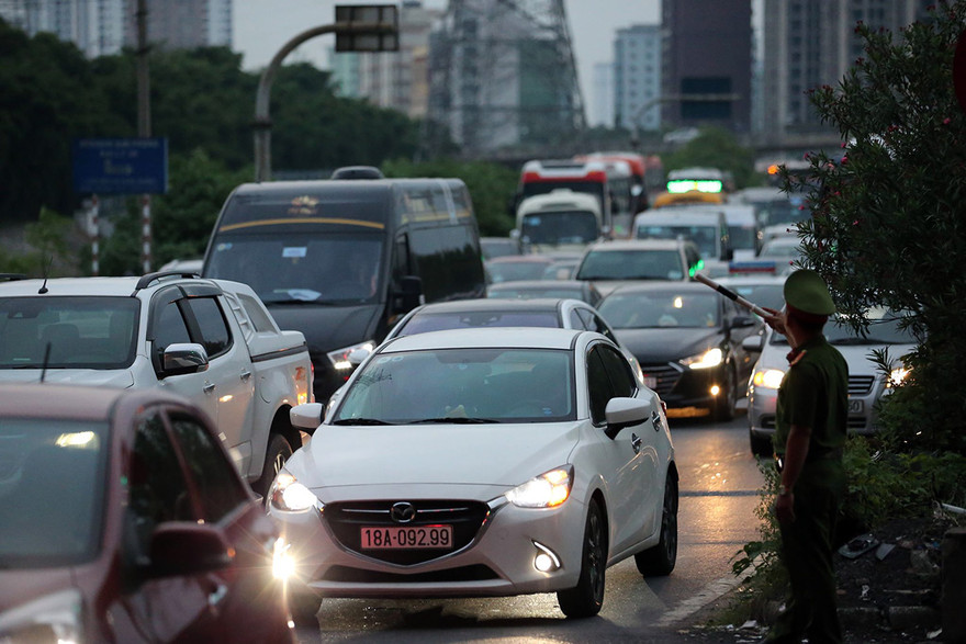 Người dân trở lại thành phố sau nghỉ lễ, cửa ngõ Hà Nội ùn tắc từ chiều đến tối