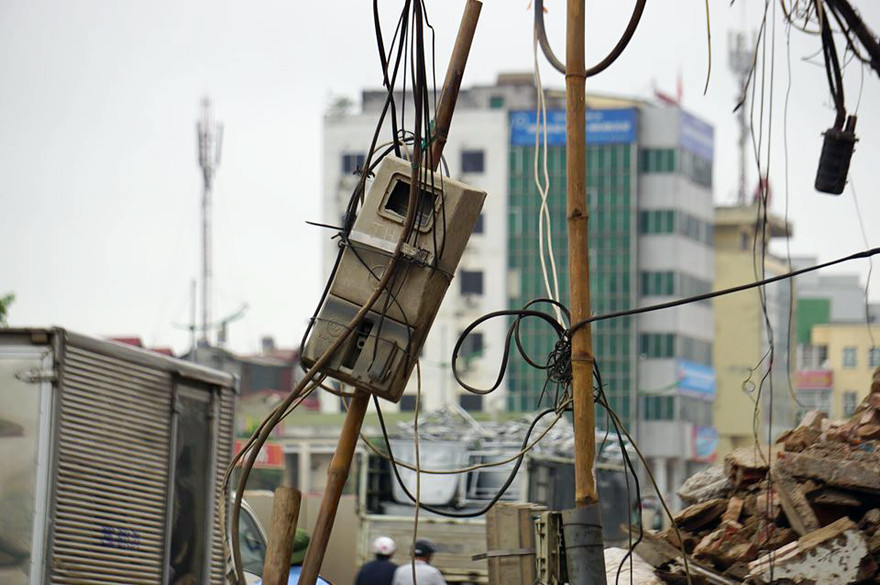 Ổ điện kiểu 'mạng nhện' trên tuyến đường nghìn tỷ Phạm Văn Đồng