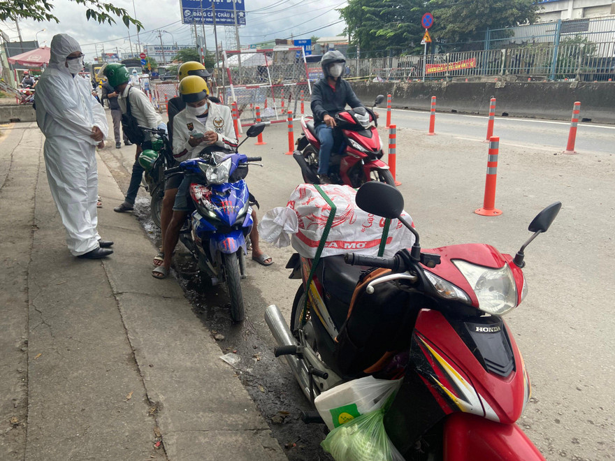 Ngày 12/10, nhiều người dân các tỉnh miền Tây đã chạy xe máy trở lại TPHCM.