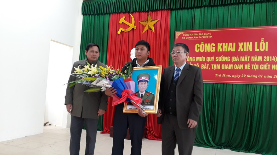 Đại diện gia đình ông Sường nhận hoa chúc mừng của lãnh đạo địa phương