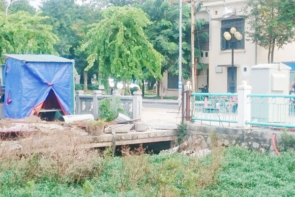 Khu vực có 2 cống xả cỡ lớn được BQL hồ Tây nhận định vẫn còn hiện tượng xả thải trực tiếp xuống hồ Tây