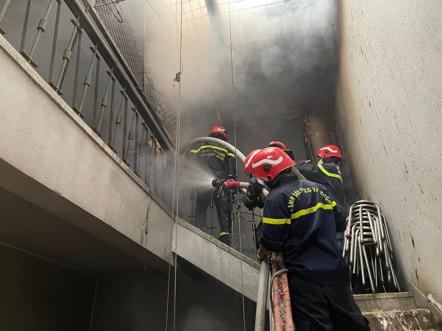 Cảnh sát tiếp cận hiện trường dập lửa.