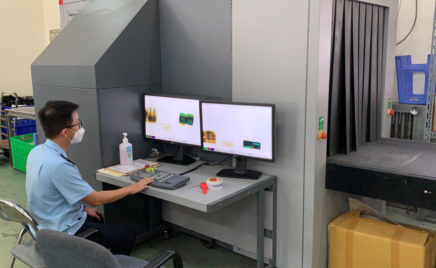 Lực lượng Hải quan kiểm tra lô hàng.