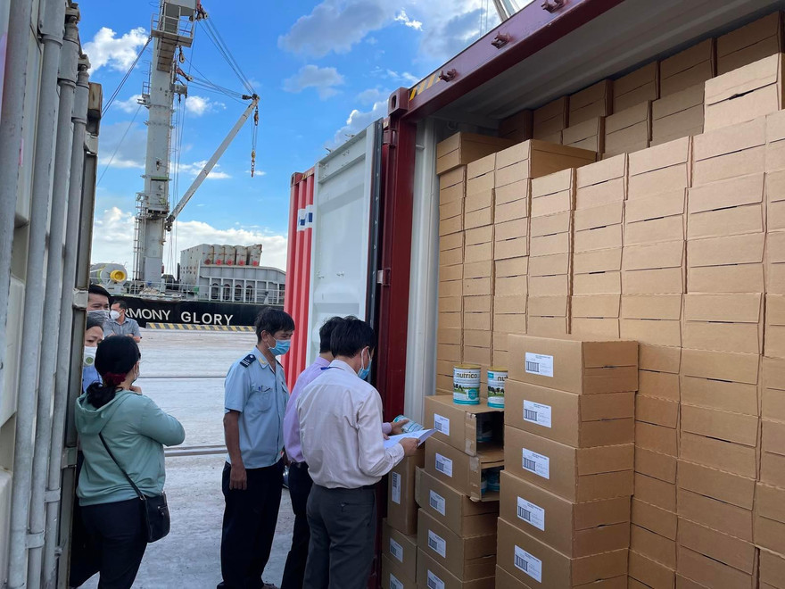 Lực lượng chức năng lấy mẫu kiểm tra lô hàng.