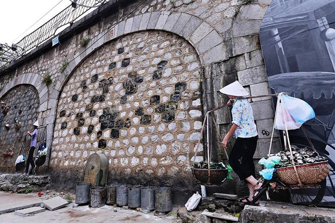 Không gian bích hoạ phố Phùng Hưng đang thu hút sự chú ý của đông đảo người dân và du khách