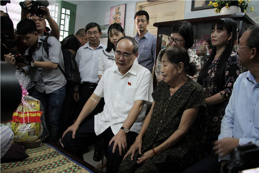 Bí thư Thành uỷ TPHCM Nguyễn Thiện Nhân thăm người dân Thủ Thiêm.