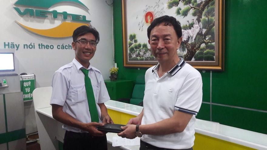 Tài xế Hiếu trả lại chiếc ví chứa nhiều tài sản cho khách.