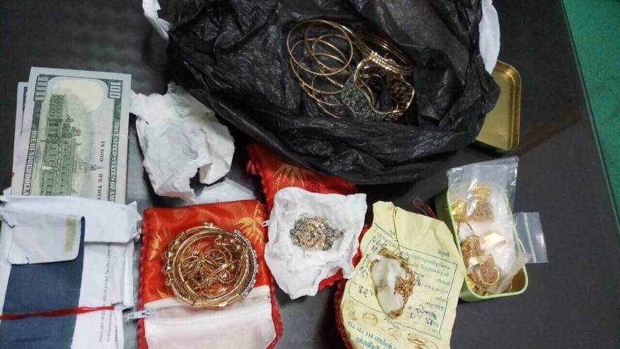 Tài sản khách bỏ quên trên taxi.