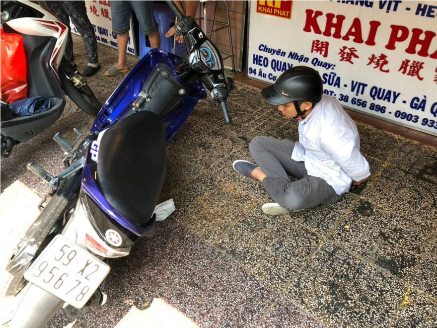 Trinh sát truy đuổi qua nhiều tuyến đường mới đạp ngã được xe tên cướp.