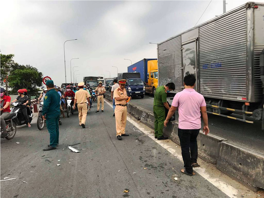 Lực lượng chức năng khám nghiệm hiện trường.