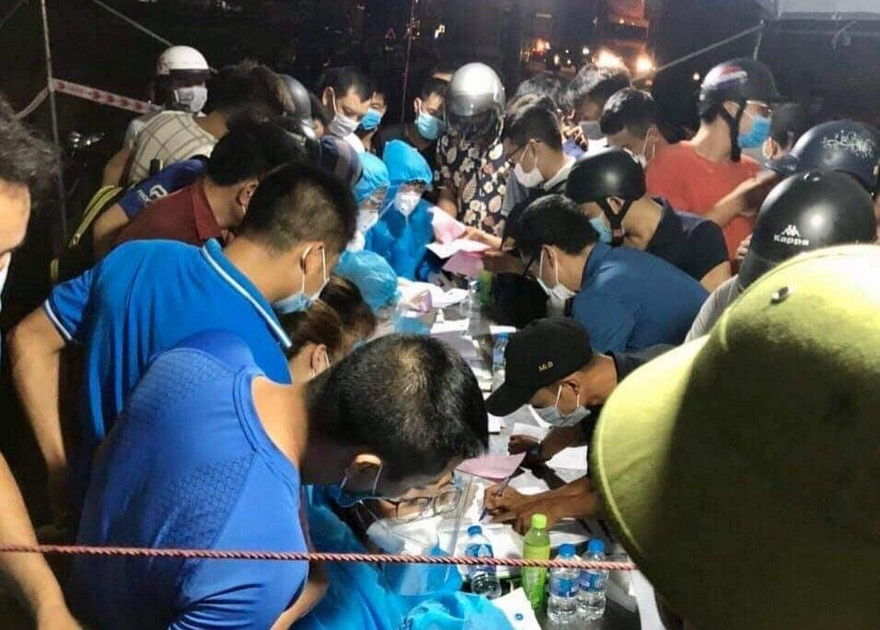 Lái xe Hải Phòng chen nhau lấy kết quả xét nghiệm PCR. Ảnh: VnExpress.