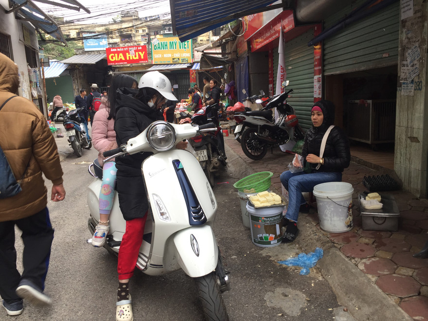 Chợ Thủ đô vắng tiểu thương, rau xanh ‘nhảy giá’