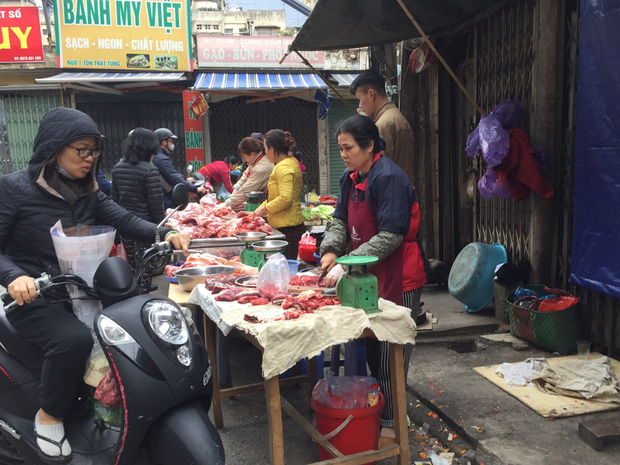 Giá thịt lợn tại chợ Khương Thượng giữ nguyên so với trước Tết