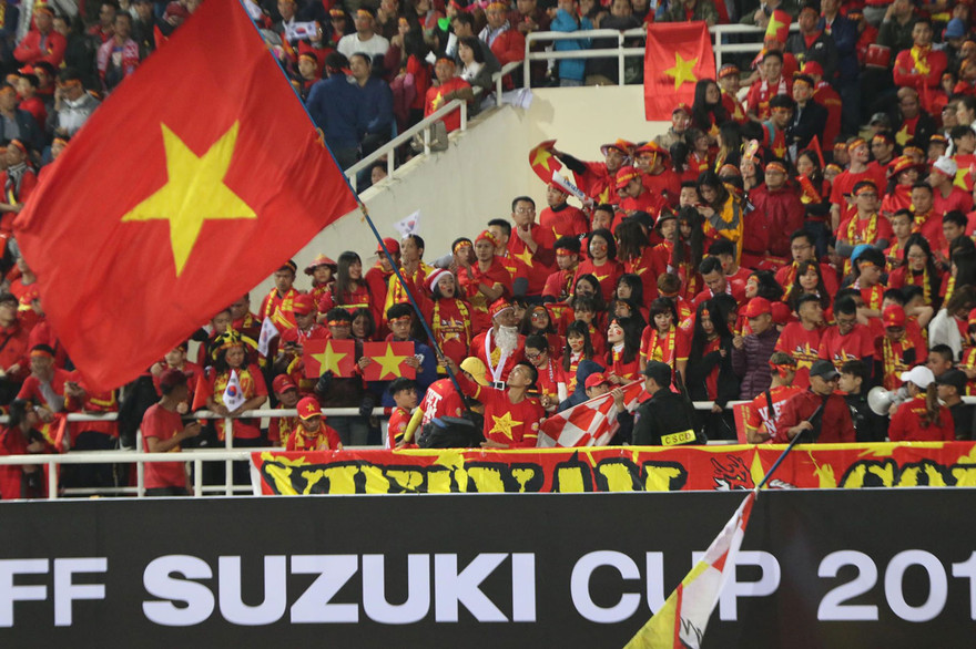 Cổ động viên vỡ òa sau bàn mở tỷ số của Anh Đức