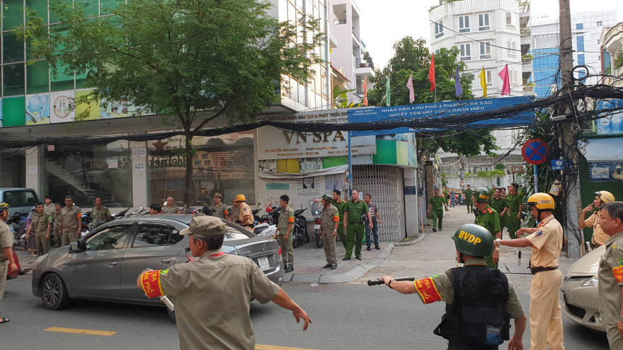 Lực lượng chức năng phong toả con hẻm để thực nghiệm.