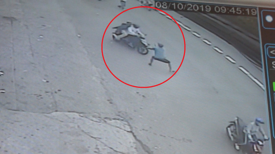 Anh Tính lao ra đường chặn xe hai tên cướp.