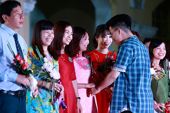 Lễ tri ân xúc động của thầy trò trường Chu Văn An