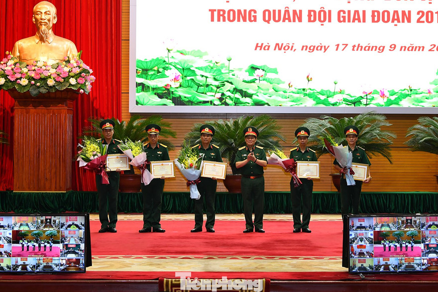 Đại tướng Ngô Xuân Lịch trao tặng Bằng khen cho các tập thể điển hình trong phong trào thi đua "Dân vận khéo", xây dựng "Đơn vị dân vận tốt", sáng 17/9