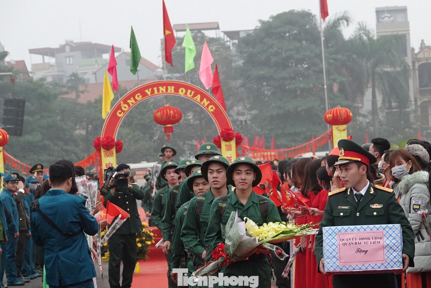 Thanh niên quận Bắc Từ Liêm (Hà Nội) bước qua Cổng vinh quang lên đường nhập ngũ, sáng 11/2