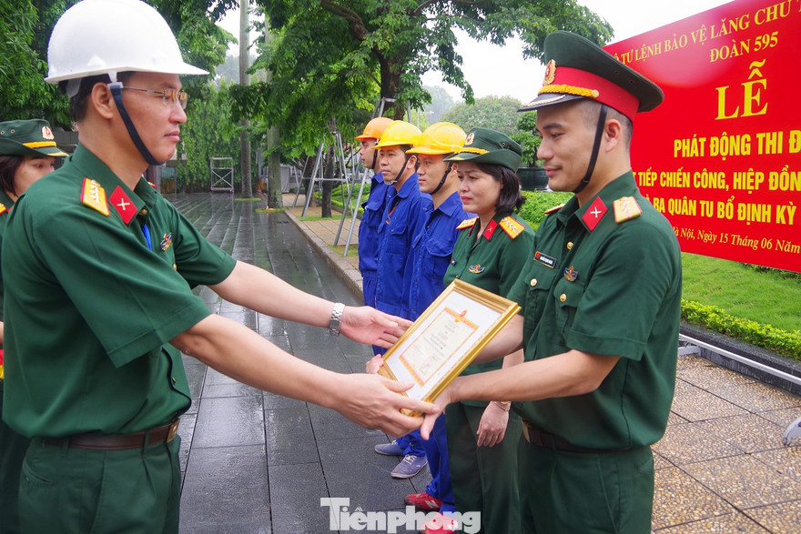 Lãnh đạo Đoàn 595 trao thưởng cho các tập thể, cá nhân tiêu biểu tai lễ phát động thi đua