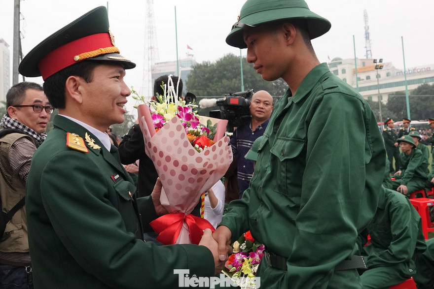 Trung tá Nguyễn Minh Hoan, Phó trưởng Ban Thanh niên Quân đội tặng quà, động viên thanh niên thành phố Vinh lên đường nhập ngũ, sáng 12/2