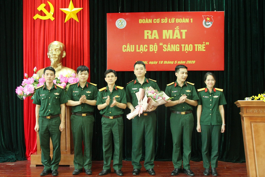 Lãnh đạo Lữ đoàn 1 chúc mừng Ban chủ nhiệm Câu lạc bộ